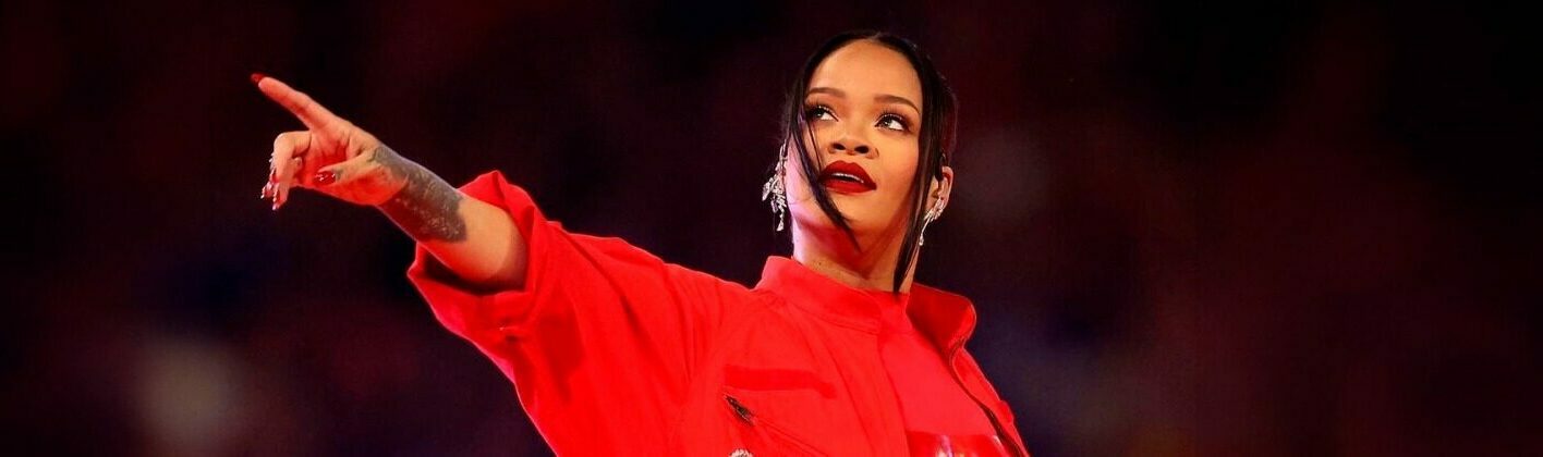 rihanna-e-a-licao-de-que-nunca-e-tarde-para-recomecar-nos-palcos-ou-nos-estudos